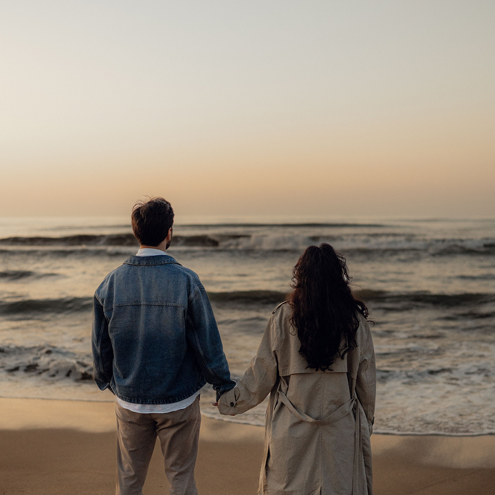Couple 1 Couple holding hands on the beach at sunset, representing the couple therapy intensiv